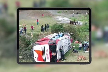 El bus cayó al barranco porque habría perdido el carril de circulación, informó la Agencia Nacional de Tránsito (ANT).