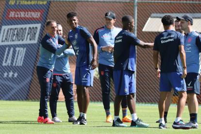 Sebastián Beccacece junto a los seleccionados de la  Tri para las eliminatorias sudamericanas.