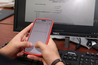 Aplicaciones como ChatGPT son cuestionadas por su facilidad para ser aplicadas como trampa en exámenes.