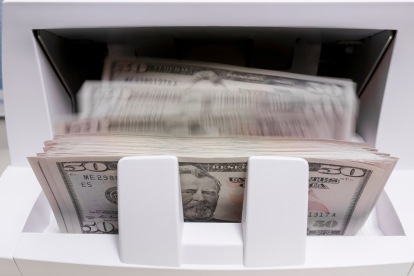 Referencial. Retiro de dinero en ventanilla bancaria.