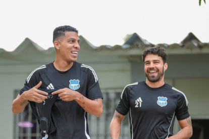 Luis Fernando León (i) junto a Alexander González luego de la práctica de Emelec.
