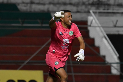 Manuel Mendoza, arquero de Liga de Portoviejo, fue el héroe atajando un penal ante Macará.