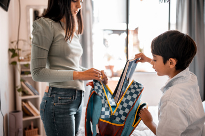 La normativa establece que el gasto en uniformes, útiles escolares, plataformas digitales y textos no debe superar el valor del décimocuarto salario.