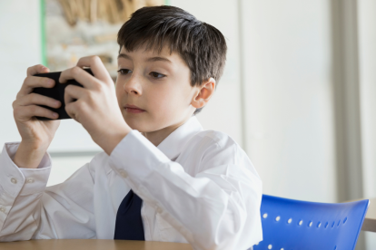 Estudiantes de la Sierra y Amazonía regresan a clases con nuevas reglas sobre el uso del celular.