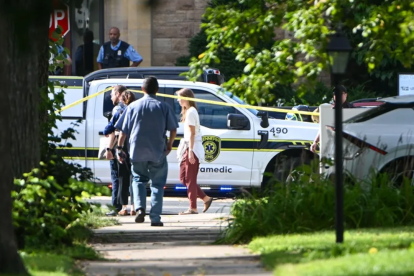 Agentes de policía atendieron la emergencia causada por un tiroteo en Minneapolis, Minesota.