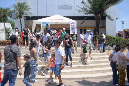 Padres de familia y estudiantes en la Kermesse del Colegio Javier en el 2024.
