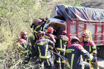 El conductor del camión quedó atrapado tras el fuerte impacto con el bus.