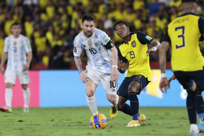 AMDEP8516. GUAYAQUIL (ECUADOR), 29/03/2022.- Lionel Messi de Argentina disputa el balón con Gonzalo Plata de Ecuador, durante un partido entre Ecuador y Argentina por las eliminatorias sudamericanas para el mundial de la FIFA Catar 2022, hoy, en Guayaquil (Ecuador). EFE/ Franklin Jácome POOLmk
