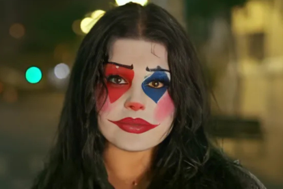 Usuarios de TikTok como Alebamaaa recrean el trend ‘Ojitos Mentirosos’ con estética de payasos urbanos.