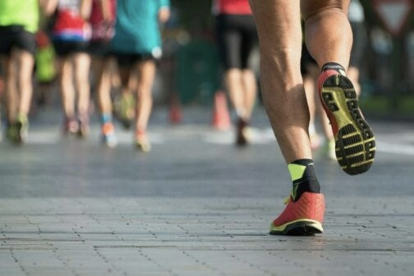 Correr mejora la salud física y fortalece la mente: expertos destacan sus beneficios a lo largo de toda la vida adulta.