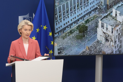 La presidenta de la Comisión Europea, Ursula von der Leyen, pronuncia un discurso tras los últimos ataques rusos en Kiev, en Bruselas, Bélgica, el 28 de agosto de 2025.