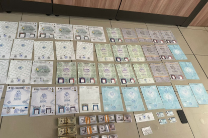 Además del dinero falso se encontró 59 especies de revisión vehicular emitidas en distintos cantones.