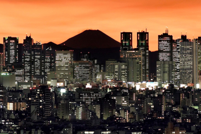 El pico del monte Fuji puede verse sobre los rascacielos Shinjuku en Tokio al amanecer el miércoles 27 de diciembre de 2006.