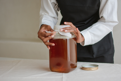 La kombucha es popular, pero ¿es tan saludable? Conoce la evidencia científica sobre sus probióticos