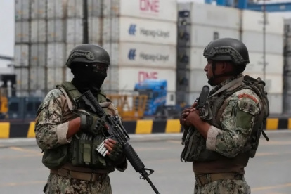 Militares en el Puerto de Guayaquil.