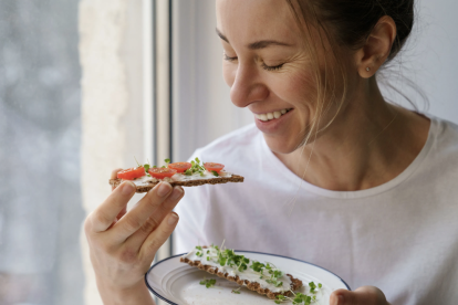Una dieta equilibrada y bien distribuida es clave para mantener la energía física y mental durante toda la jornada.