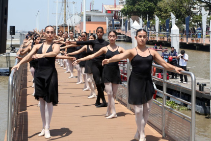 El Malecón 2000 se transformó en un salón de danza al aire libre con la barra de ballet más grande del país, que reunió a jóvenes artistas en el Mes de las Artes