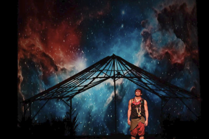 La historia sigue a Amik, un joven indígena que atraviesa el caos de la ciudad hasta escuchar el llamado de los espíritus tutelares de la selva.