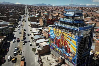 Esta vista aérea muestra un edificio conocido como "Cholets" en El Alto, departamento de La Paz, Bolivia, el 14 de agosto de 2025.