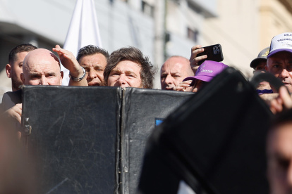 El presidente de Argentina, Javier Milei, es custodiado durante un acto de campaña de candidatos de su partido este 27 de agosto de 2025.