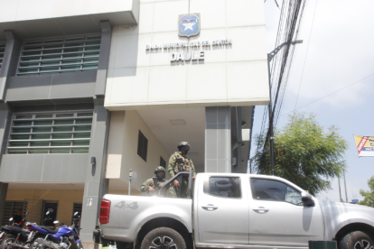 Resguardo. En el edificio del Municipio de Daule, en la cabecera cantonal, se suele ver constantemente personal militar y de la Policía Nacional. Hay tensión ente funcionarios.