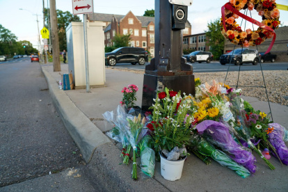Vista de un altar para las víctimas del tiroteo en la escuela católica de La Anunciación en Minneapolis (EE.UU.).