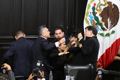 Los senadores mexicanos Alejandro Moreno (i) y Gerardo Fernández Noroña (d), se enfrentaron a golpes en una sesión del Senado en la Ciudad de México (México).