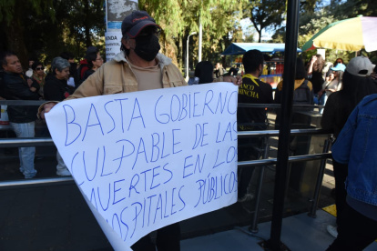 Los asistentes al plantón llevaron carteles y megáfonos.