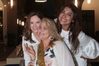 Kathya Loyola y Tatiana Paredes con Nony Gonzenbach de Neira.