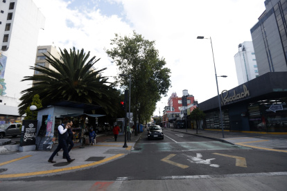El retiro de los alambres de los postes, ubicados entre las avs. Juan León Mera y Colón, ha generado una imagen de limpieza y orden en el sector.