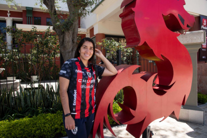 La futbolista Ámbar Torres recibe con Dragonas IDV a Universidad Católica, por la ida de las semifinales de la SuperLiga Femenina ecuatoriana.