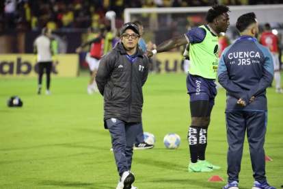 Leonardo Vanegas, técnico ecuatoriano que dirige a Cuenca Juniors.
