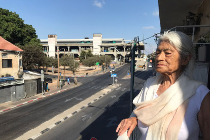 Débora en el balcón de su pequeño departamento, en el sur de Tel Aviv, Israel.