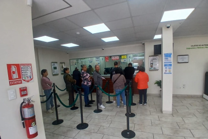 Afectados de la Cooperativa CREA cobran su dinero en agencias de Cuenca.