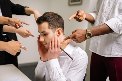 Manifestantes en Quito exigen atención a los casos de acoso laboral y acceso a protocolos claros para denunciar.