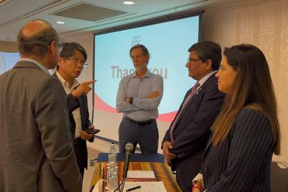 El ministro de Producción, Luis Alberto Jaramillo, con empresarios de Ecuador en las reuniones en Japón.