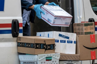 Paquetes internacionales en un centro de distribución, listos para pasar por nuevos controles aduaneros en Estados Unidos tras el fin de la exención arancelaria.