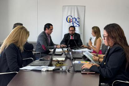 El Equipo Técnico en el concurso para Fiscal revisa el cumplimiento de los requisitos para los postulantes ciudadanos a la Comisión de Selección para Fiscal.