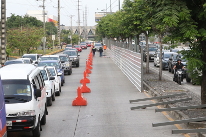 En la avenida del Bombero fue suspendida la obra de construcción de dos pasos a desnivel.