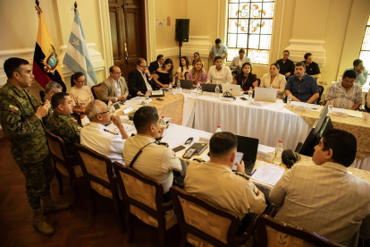La prefecta del Guayas, Marcela Aguiñaga; el gobernador del Guayas, Humberto Plaza; el ministro del Interior, John Reimberg, y el alcalde de Guayaquil, Aquiles Álvarez, participan de la reunión.