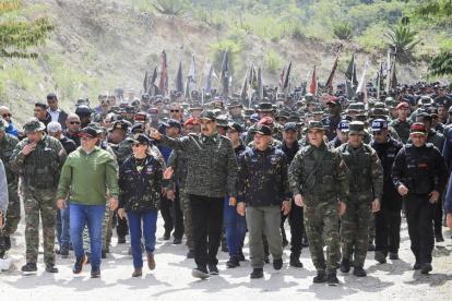 Nicolás Maduro durante ejercicios militares en un campo de entrenamiento en Caracas.