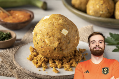 Ibai Llanos sostiene un bolón de verde durante el Mundial de Desayunos, destacando la gastronomía ecuatoriana ante millones de espectadores en redes.