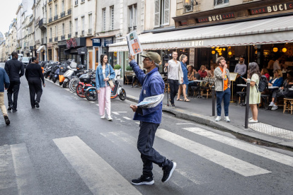 El vendedor de periódicos Ali Akbar vende periódicos gritando los titulares en el distrito de Saint Germain-des-Pres de París, Francia, 20 de agosto de 2025. N