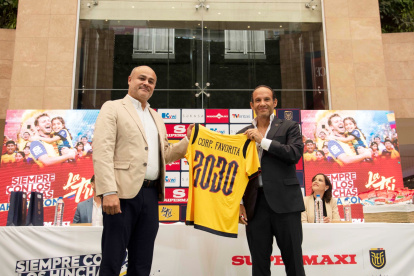 Pie de foto: El presidente de la FEF, Francisco Egas, (d) entrega una camiseta conmemorativa al vicepresidente de mercadeo y gestión de clientes de Corporación Favorita, Jesús Azofeifa, como parte de la alianza entre ambas instituciones.