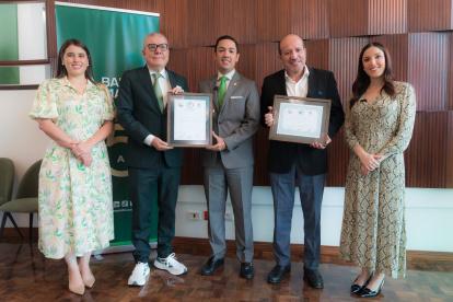 Gema Rivadeneira, representante de Ambielegsa; Vito Muñoz, empresario; Marcos Miranda, presidente del directorio del Banco Manabí; Milton Ochoa, gerente general del Banco Manabí y Fiorella Cassinelli, representante de Ambielegsa.