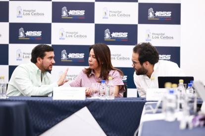 El ministro de Salud, Jimmy Martin, la secretaria de la Administración Pública, Cynthia Gellibert, y el presidente del direcotrio del IESS, Edgar Lama.