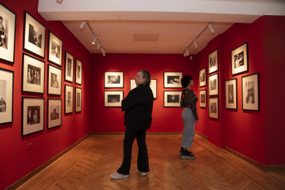 La muestra reúne 120 imágenes tomadas por tres icónicas fotógrafas argentinas.