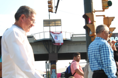 La pancarta está ubicada en el paso a desnivel de la av. Carlos Luis Plaza Dañin.