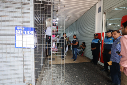 Situación. Agentes llegaron hasta los locales clausurados en La Bahía.