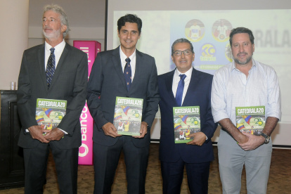 Kenny Castro, autor del libro (segundo desde la derecha), junto Raúl Viver (i), Nicolás Lapentti y Luis Adrián Morejón.